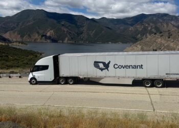 Tesla Semi преминава през прохода „Грейпвайн“ с натоварен ремарке, оставяйки оператора на автопарка „възхитен“