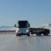 Tesla Semi се подхлъзва на леда и по впечатляващ начин възвръща контрола