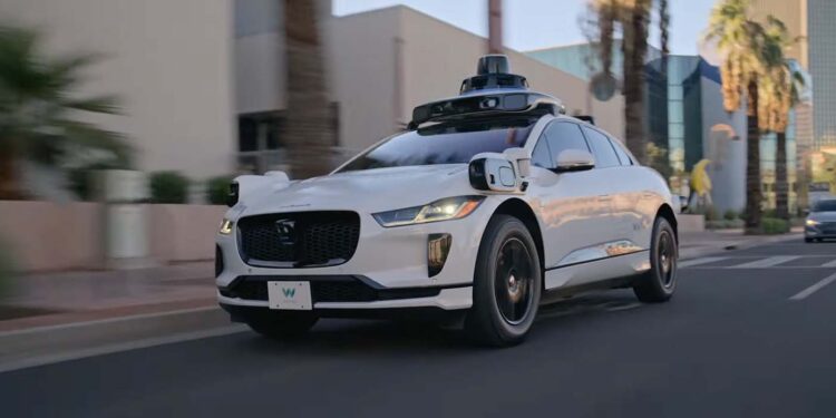 Според IIHS Waymo е с 2/3 по-безопасно от шофьор-човек – с някои уговорки 1 Waymo cities 2025