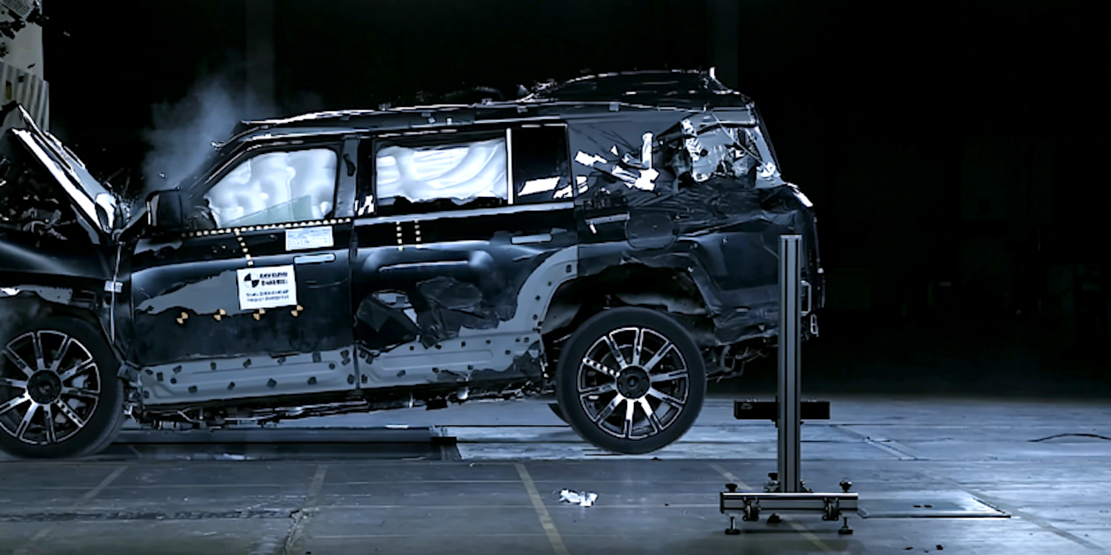 BYD’s Yangwang U8L frame passes brutal 12-ton lift test and is 56kg lighter