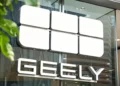 Председателят на Geely критикува компромисите в инженерството: производството на автомобили по модела на „бързото хранене“ заплашва оцеляването на марката