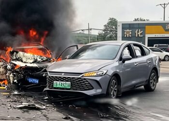 BYD Qin L PHEV разбива стереотипа за пожарите при електромобилите, докато Mazda 3 се възпламенява