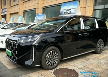 Флагманският хибриден ван BYD Linghui M9 пристига в шоурумите преди официалното му представяне