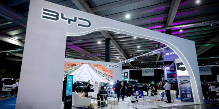 В резултат на правна акция на BYD бяха събрани 80 800 USD от клеветнически настроени автомобилни инфлуенсъри в Китай 1 experiencia e booth 800x468 1