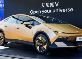 Представен е моделът Hyundai Ioniq V fastback с батерия с капацитет 66,8 kWh и пробег от 620 км