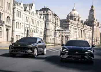 Изпълнителният директор на Lotus предизвика бурна реакция, като заяви, че всеки спортен автомобил с тегло над 1,8 тона е посредствен