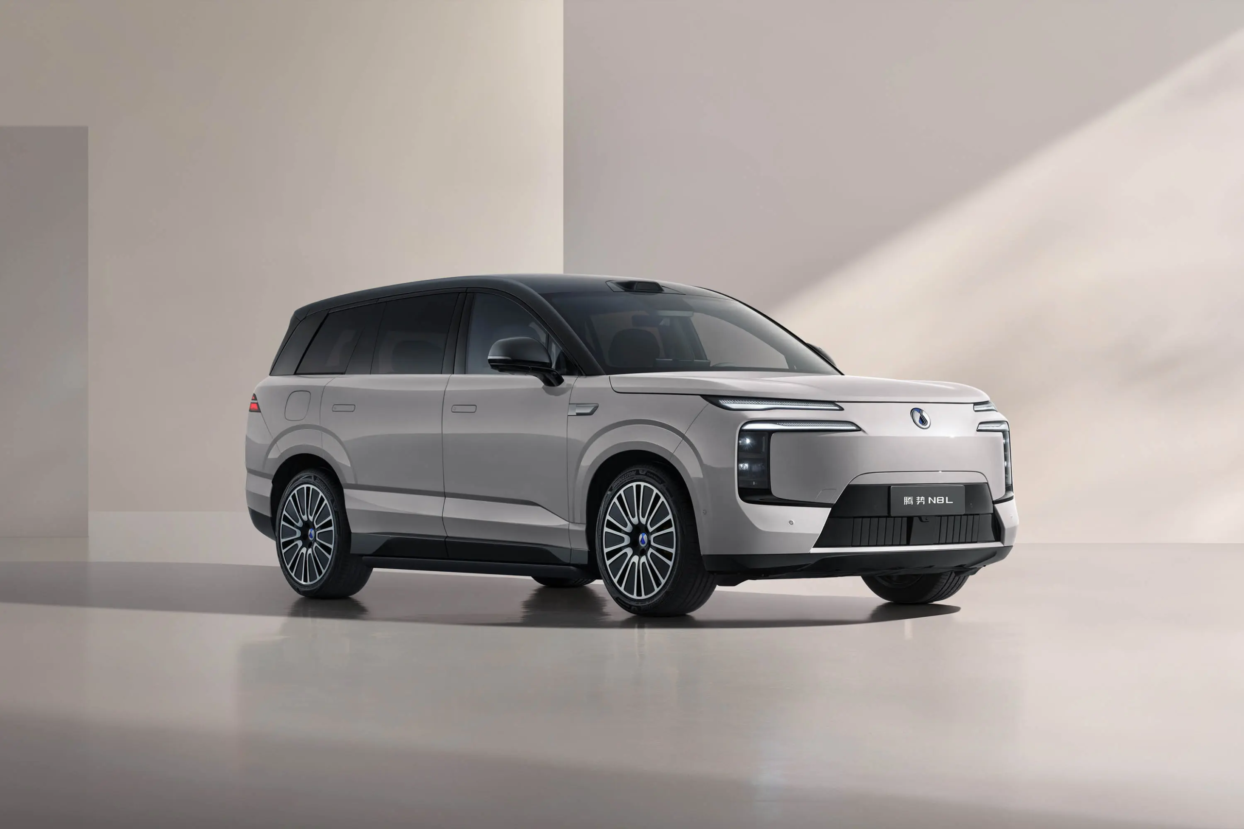 Denza, подразделение на BYD, пуска на пазара в Китай обновен SUV N8L PHEV с 728 kW бързо зареждане и пробег в електрически режим от 430 км на цена от 47 200 USD 2 n8l j scaled 1