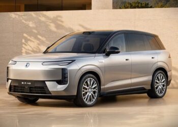 Изцяло електрическият SUV BYD Denza N8 въвежда система с три мотора с мощност 1 193 hp в сегмента на луксозните SUV-ове