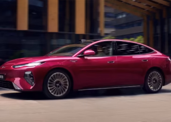 BYD пуска на пазара седана Seal 08 – първият модел със стандарт за бързо зареждане както при версиите с изцяло електрически задвижване (BEV), така и при тези с хибридно задвижване (PHEV)