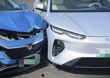 Новият BYD Seal 08 е с леки одрасквания по калниците, докато Venucia D60 EV Plus е с тежки повреди в предната част