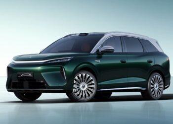BYD представя новия SUV „Tang“ от серия 8 с автономност на батерията над 800 км