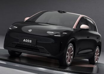 Leapmotor разкрива за първи път интериора на A05s, докато компактният електромобил се приближава към пускането си на пазара