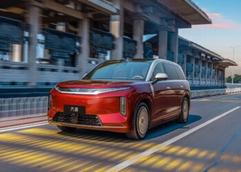 BYD отбелязва доставката на 10 000-ния електромобил „Da Tang“, докато производството на флагманския SUV се ускорява