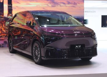 Xpeng изтегля от пазара в Китай електрическите миниван X9 след извинение за неизправности в пневматичните амортисьори