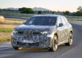 Електромобилът BMW iX4 бе заснета с нов външен вид, докато дебютът му наближава [Снимки]
