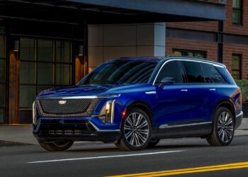 GM спира доставките и изтегля от пазара близо 15 000 електрически SUV-а от марката „Кадилак“