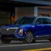 GM спира доставките и изтегля от пазара близо 15 000 електрически SUV-а от марката „Кадилак“
