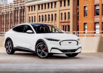 „Форд“ отзовава близо 90 000 електромобила Mustang Mach-E, тъй като част от декоративните елементи може да падне 4 „Форд“ изтегля от пазара над 42 000 електромобила Mustang Mach-E