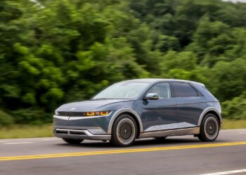 „Хюндай“ отзовава цели 14 електромобила от моделите IONIQ 5 и „Киа“, като предупреждава собствениците да паркират на открито
