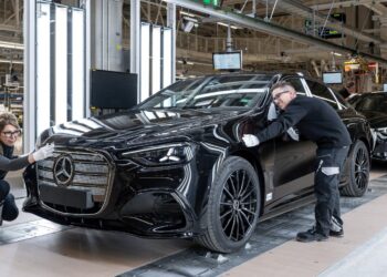 „Мерцедес“ вече произвежда новия си електрически модел от C-класа – ето къде