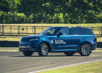 По-малкият и по-достъпен електрически SUV на Range Rover се представя за първи път пред публика [Снимки]