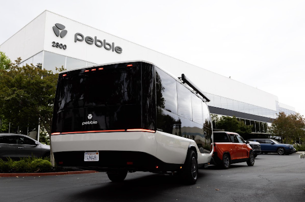 Електрически кемпер „Pebble Flow“, теглен от електрически камион с размери на MINI на TELO 3 Telo truck pulls pebble trailer 1