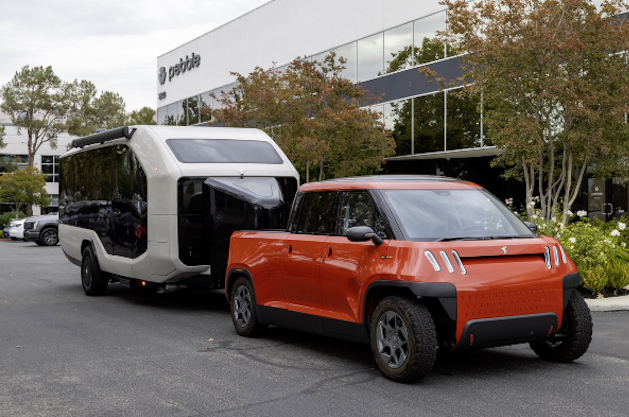 Електрически кемпер „Pebble Flow“, теглен от електрически камион с размери на MINI на TELO 4 Telo truck pulls pebble trailer 2