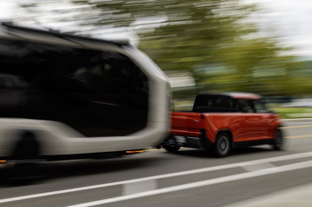 Електрически кемпер „Pebble Flow“, теглен от електрически камион с размери на MINI на TELO 5 Telo truck pulls pebble trailer 3
