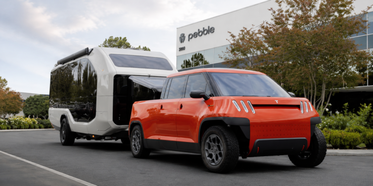 Електрически кемпер „Pebble Flow“, теглен от електрически камион с размери на MINI на TELO 1 Telo truck pulls pebble trailer