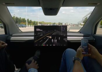 „Тесла“ твърди, че „Cybercab“ превозва служители в „Giga Texas“ — на паркинга