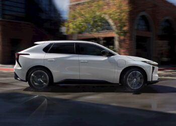Електрическият SUV на „Тойота“ отбеляза 17 500 продажби, изпреварвайки „Ланд Крузър“ и основните си конкуренти сред електромобилите
