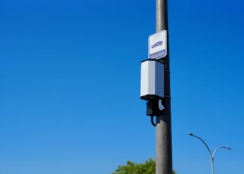 Все повече градове в САЩ се оборудват със зарядни станции за електромобили на Voltpost, монтирани на улични лампи