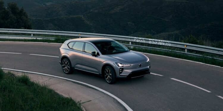 Новият електрически SUV от среден клас на Volvo предлага по-голям пробег от очакваното – до 330 мили 1 Volvo EX60 EV range