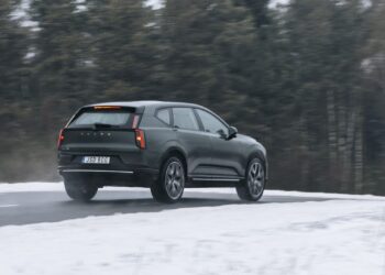 Volvo доставя първите електромобили EX60 – модел, който „променя правилата на играта“ с пробег от 500 мили и възможност за бързо зареждане