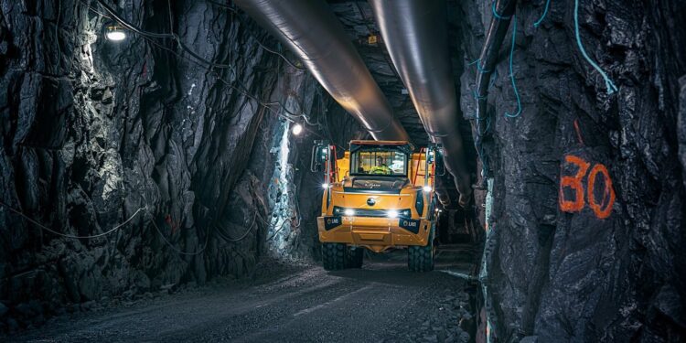 Първите в историята съчленени камиони Volvo A30 Electric започват работа 1 a30 electric delivery MAIN