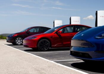 NHTSA разследва 1,2 млн. автомобила „Tesla Model 3“ и „Model Y“ във връзка с неизправности в окачването