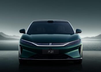 Седанът BYD Da Han с пробег от 1 008 км бе представен на официални снимки