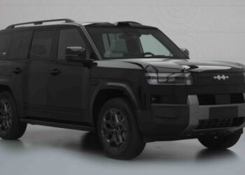 Кросоувърът BYD Ti7 PHEV е оборудван с голяма батерия с капацитет 50 kWh, осигуряваща пробег от 230 км в изцяло електрически режим