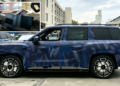Изтекли снимки на интериора на BYD FCB Ti9, показващи първата в групата конфигурация с непрекъснат екран
