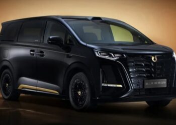 BYD представи модела Denza D9 в цвят „Dark Gold“ на цена от 4 415 USD в Китай