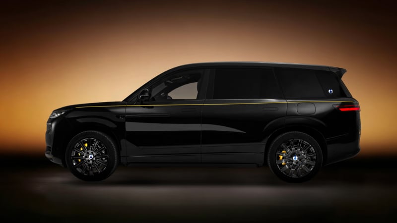 SUV-ът Denza N9 на BYD се предлага в нов цвят с емблема от истинско злато 3 denza n9 black gold 1 800x450 1
