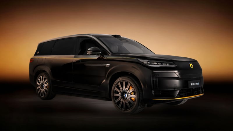 SUV-ът Denza N9 на BYD се предлага в нов цвят с емблема от истинско злато 2 denza n9 black gold 2 800x450 1