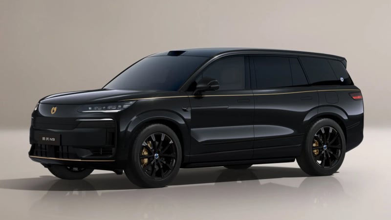 SUV-ът Denza N9 на BYD се предлага в нов цвят с емблема от истинско злато 4 denza n9 black gold 3 800x450 1