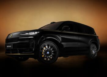 SUV-ът Denza N9 на BYD се предлага в нов цвят с емблема от истинско злато