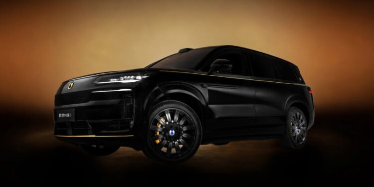 SUV-ът Denza N9 на BYD се предлага в нов цвят с емблема от истинско злато 1 denza n9 black gold 800x450 1