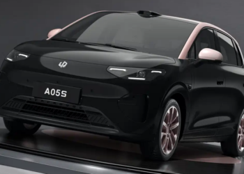 Leapmotor представя интериора на A05S – хечбек версията на популярния модел A10
