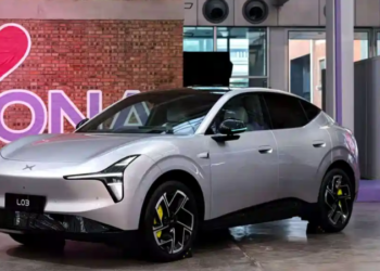 SUV-ът Xpeng Mona L03 с чип, разработен от самата компания, стартира предварителна продажба в Китай, като цената започва от 21 100 USD