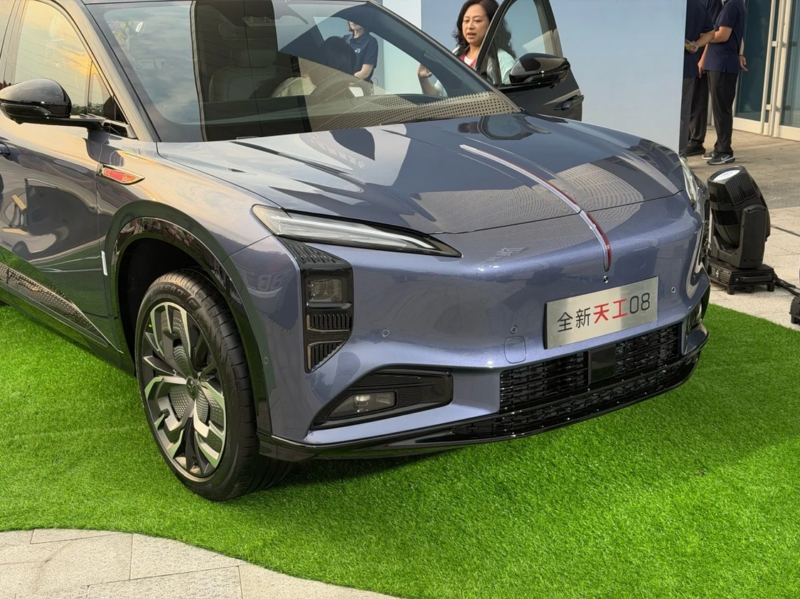 Обновеният Hongqi Tiangong 08 с 800-волтова архитектура стартира предварителна продажба в Китай, като цените започват от 26 400 USD 2 e59bbee78987 3 800x599 1