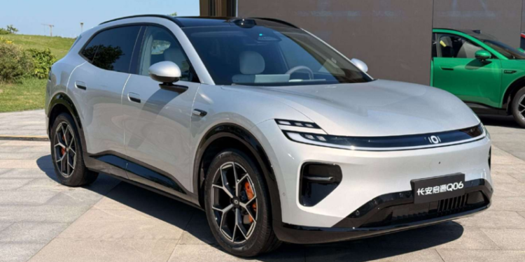 Changan Nevo Q06 дебютира с задно задвижване с два електродвигателя и ултрабързо зареждане 6C 1 e59bbee78987 92 e1784167028966 800x450 1