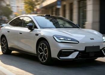 Geely Galaxy TT дебютира като копие на Xiaomi SU7 с пробег от 725 км по CLTC